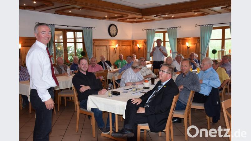 Die Mitglieder der CSU Union im Landkreis Amberg Sulzbach hatte zu einer Diskussionsrunde nach Altmannshof eingeladen. Von links Harald Schwartz, Henner Wasmuth, Martin Preuss, Thomas Bärthlein und Vorsitzender Helmut Fischer. Bild: bö