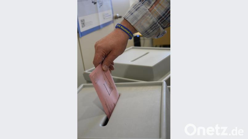 Ab in die Urne. Wer bettlägrig ist, kann einen Angehörigen zur Briefwahl schicken. Bild: Schönberger