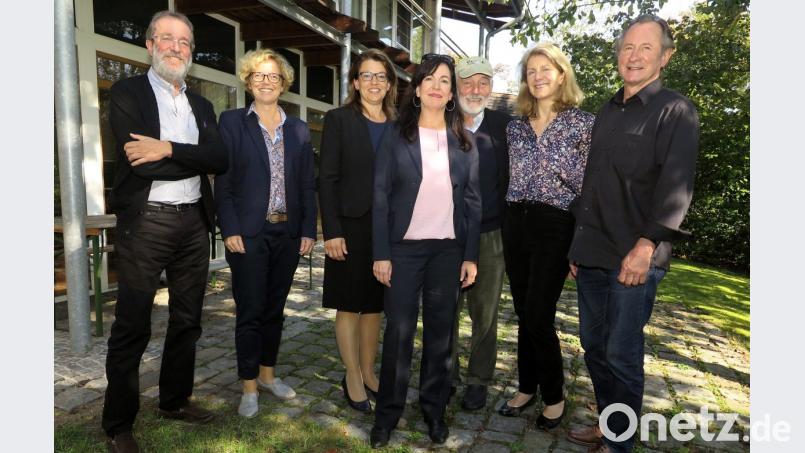 Der Vorsitzende des Fördervereins, Andreas Hottner, Kulturamtsleiterin Susanne Lehnfeld, dritte Bürgermeisterin Martina Englhardt, Künstlerhaus-Leiterin Andrea Lamest, ihr Vorgänger Heiner Riepl und der Vorsitzende des Berufsverbandes bildender Künstler, Ludwig Bäuml (von links), hießen die Leiterin des „Virginia Centers for the Creative Arts“, Joy Heyrmann (Zweite von rechts), in Fronberg willkommen. Bild: Hirsch