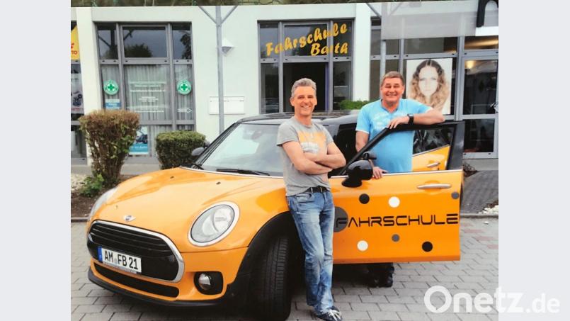 Chef Heinz Barth und Fahrlehrer Klaus Eiban (hinter der Tür) empfehlen Anfängern Fahrstunden im Herbst und Winter zu nehmen: „Beste Zeit, um zu üben.“ Bild:  privat