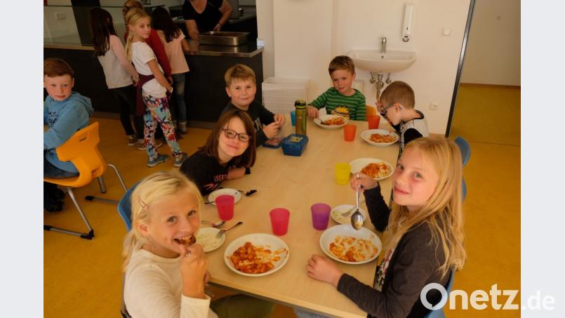 Nach drei Wochen Schulbetrieb gibt es schon viel Lob für die neue Offene Ganztagsschule Speinshart. Auch das gemeinsame Mittagessen kommt gut an. Bild: do
