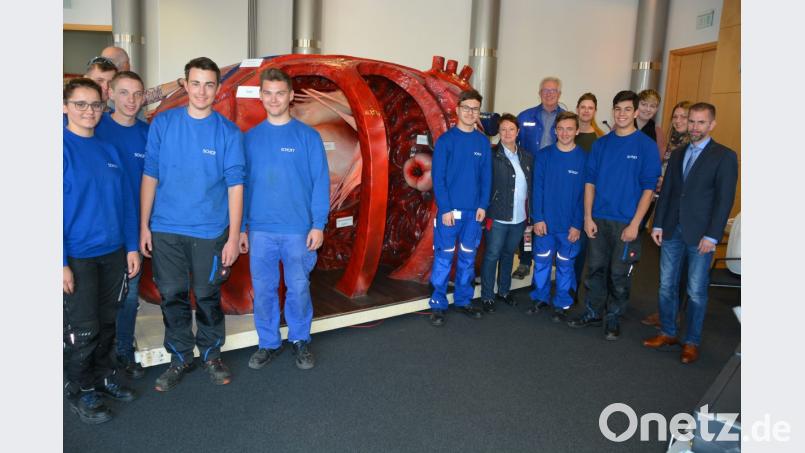 Großes Interesse findet bei den Schott-Gesundheitstagen ein begehbares Herzmodell. Darüber freuen sich unter anderem Personalchef Carsten Heine (rechts) und Betriebsratsvorsitzender Franz Malzer (Siebter von rechts). Bild: jr