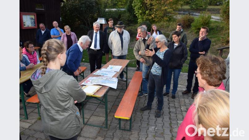 Dorfplanerin Anne Wendl hat einige Planskizzen mitgebracht, die sie den Zuhörern detailiert erläutert. Bild: fla