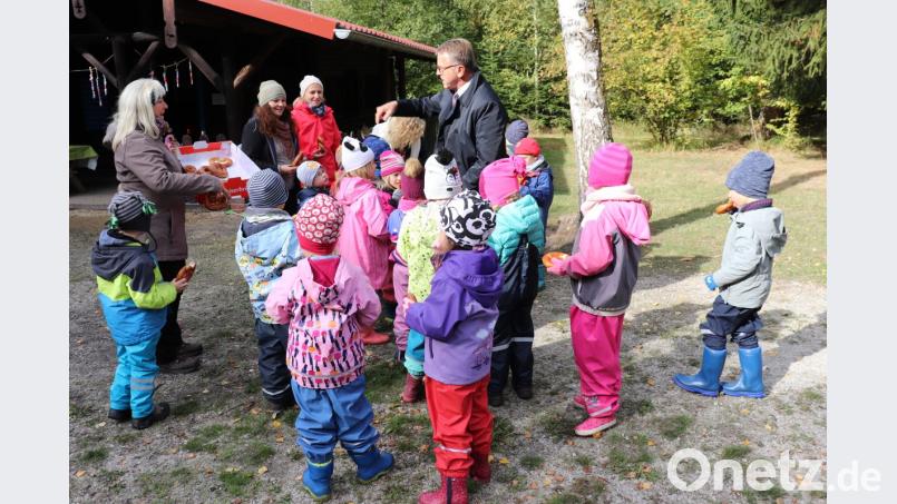Bürgermeister Franz Stahl mit den Vorschulkindern, ihren Erzieherinnen Ilona Kasseckert und Nadine Rösch sowie Kinderhausleiterin Silvia Markowski (von rechts). Bild: exb