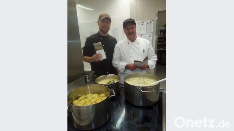 Weil Leib und Seele zusammengehören, bietet das Exerzitienhaus besondere Veranstaltungen, bei denen es auch ums Kulinarische geht. Die Küche, vertreten durch Daniel Stürber und Jörg Langbein, bereiten zum Beispiel am Valentinstag 2019 ein besonderes Dinner zu. Bild: exb