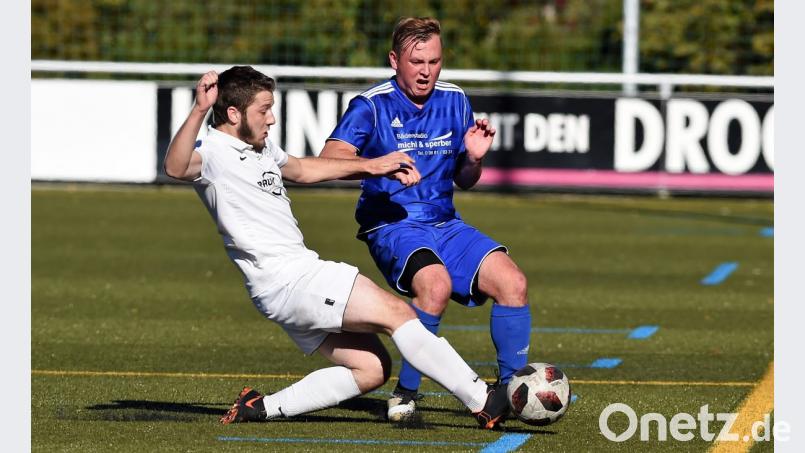 Dieses Derby war kein Aufreger: Der SV Parkstein und TSV Kirchendemenreuth trennten sich torlos. In dieser Szene bekämpfen sich Philipp Mayer (SV, links) und Simon Schönberger (TSV). Bild: Büttner, Gerhard