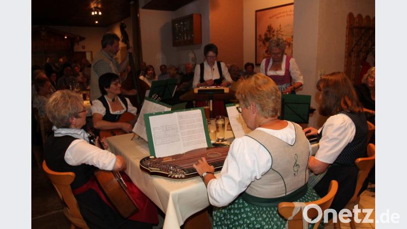 &quot;De Zammzupft&#039;n&quot; um Organisatorin spielen für die vielen Gäste. Bild: pi