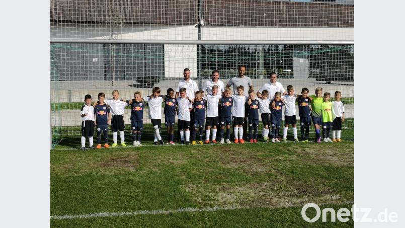 Die U10 des TSV Kümmersbruck mit dem Nachwuchs von RB Salzburg. Bild: exb