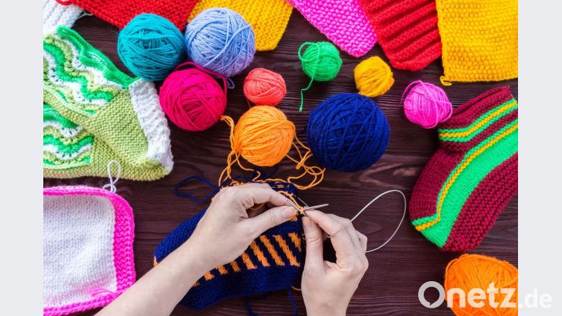 Etwas Schönes selbst zu stricken, stärkt nicht nur unser Selbstbewusstsein und unsere Persönlichkeit, sondern lässt uns außerdem tiefe Befriedigung erfahren. Bild: alexbush – stock.adobe.com