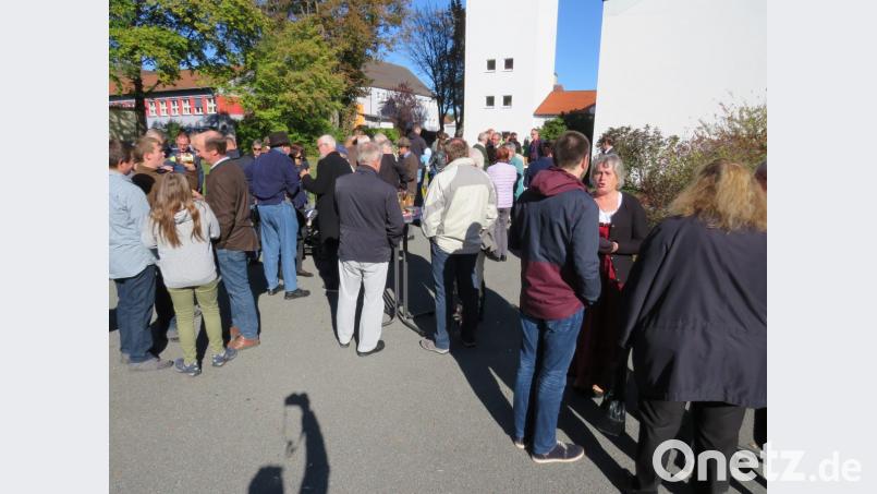 Immer mehr Kirchenbesucher treffen sich an der Kirchweih nach dem Gottesdienst zu Gesprächen vor der Kirche. Bild: adj