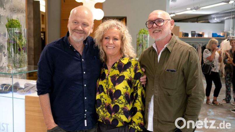 Die Designer Jörg Ehrlich (links) und Otto Drögsler im Zeitgeist-Laden von Christiane Lindner. Bild: exb