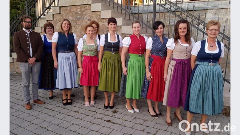 Sichtlich stolz präsentierten die acht Teilnehmerinnen des Nähkurses ihre selbstgemachten Dirndl. Diese entstanden unter der Anleitung von Schneidermeisterin Birgit Ettl (Zweite von links) nach alten Oberpfälzer Vorbildern. Der stellvertretende Bezirksheimatpfleger Florian Schwemin (links) begutachtete die Ergebnisse und war sichtlich zufrieden. Bild: hir