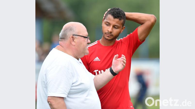 Die Personalsorgen von SVE-Trainer Rüdiger Fuhrmann (links) werden nicht weniger. Jetzt fällt auch noch Abwehrspieler Michaels Wells (rechts) wegen einer Schienbeinverletzung vermutlich für mehrere Wochen aus. Bild: Alfred Schwarzmeier