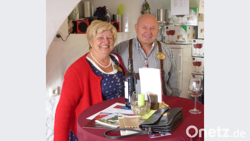 Gäste aus nah und fern: Das Ehepaar Glöcke aus dem Burgenland bei der Weinpräsentation im Zwitscherkeller. Bild: fsb