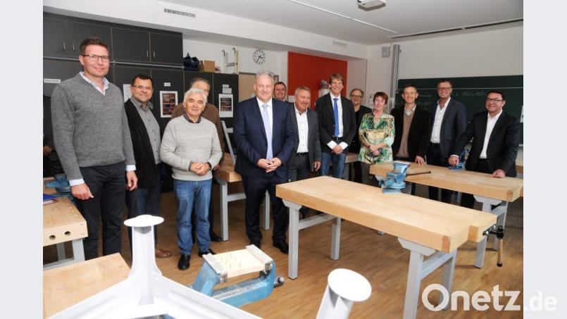 Der Bauausschuss mit Landrat Richard Reisinger (Fünfter von links) und Schulleiterin Gisela Lehnerer (Vierte von rechts) besuchte auch den neuen Werkraum mit seinen acht Plätzen. Bild: ge