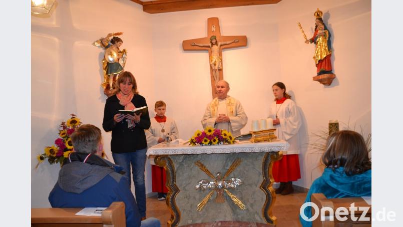 Pfarrer Josef Most feiert mit den Gläubigen aus Ragenwies das Patrozinium. Bild: gi