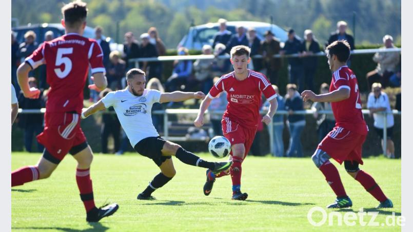 Der TSV Konnersreuth verlor am Sonntag das Top-Spiel der Kreisliga Süd gegen Spitzenreiter VfB Arzberg mit 1:2. Hier versuchen Martin Heinrich (rechts) und Nico Wolf (Zweiter von rechts), den Schuss des späteren Siegtorschützen Sebastian Göcking abzublocken. Bild: Thomas Schrems
