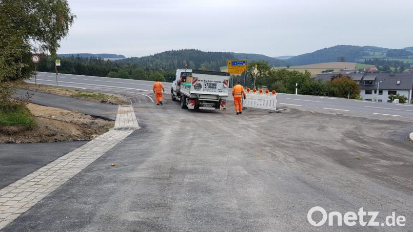 Beim Straßenbau Ostmarkstraße (B 22) nach Döllnitz laufen bereits die Aufräumarbeiten. Lediglich an den Banketten und den Markierungen wird noch gearbeitet. Alleine die Entsorgung des Erdaushubs kostete 365.000 Euro. Für Mitte Oktober ist die Öffnung der Straße vorgesehen. Das Bild zeigt die Einmündung der neuen Straße in die Ostmarkstraße. Bild: gi