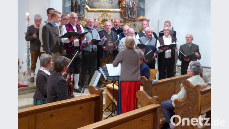 Der Männerchor singt in der Pfarrkirche die „Alpenländische „Mess“. Bild: fsb