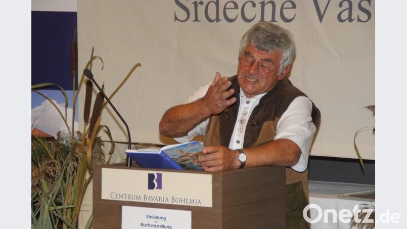 Engagiert zeigte sich der Mundartdichter beim Lesen seiner Geschichten und Gedichte im CeBB. Bild: mmj