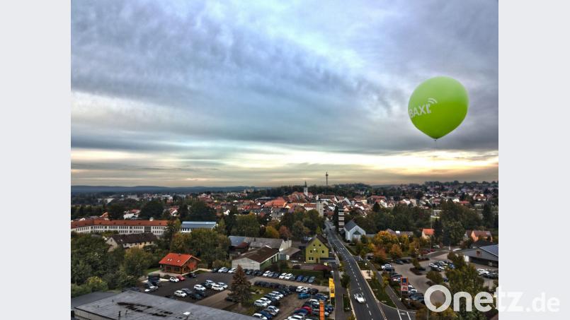 Zum Start des neuen Tursolino-Baxi in Tirschenreuth wird jede der 107 Haltestellen mit einem grünen Baxi-Ballon markiert. Bild: dtr