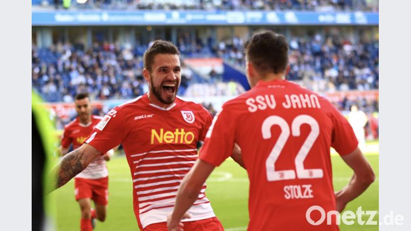 Marco Grüttner (links) freut sich, dass Sebastian Stolze seine Vorlage zum 0:2 verwertet. Bild: SSV Jahn