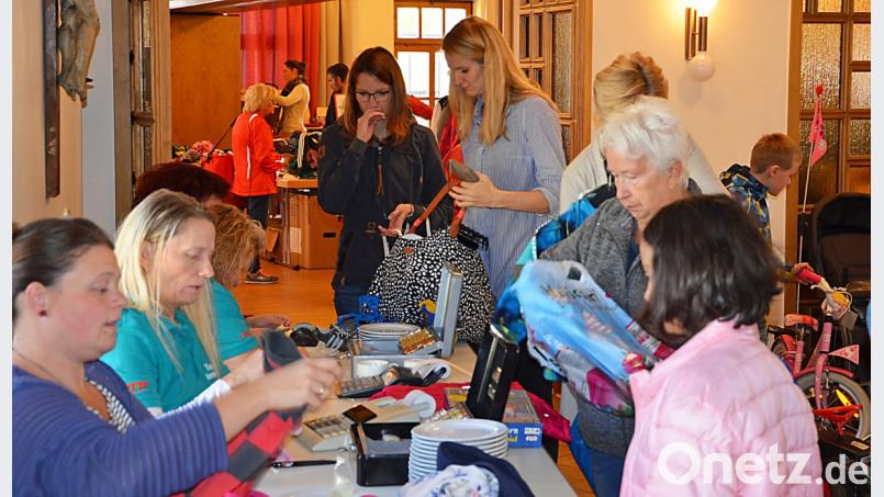Herbst-Flohmarkt des Elternbeirats der Grund- und Mittelschule im Pfarrheim. Bild: ü