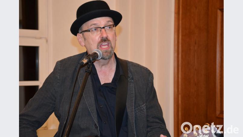 Hubert Treml schrieb eigens einen Jubiläumssong für das Ensemble „Singaweng“. Bild: jr