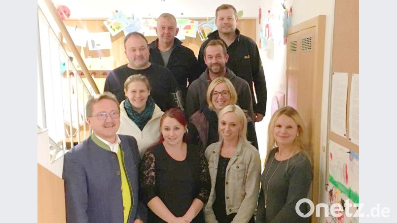 Bürgermeister Hans Donko (vorne links) und Kindergartenleiterin Sabine Schöpf-Schreiber (vorne rechts) mit dem neugewählten Elternbeirat des städtischen Kindergartens Kunterbunt. Mit auf dem Bild Elternbeiratsvorsitzender Jörg Gerolstein (dritte Reihe links). Bild: njn