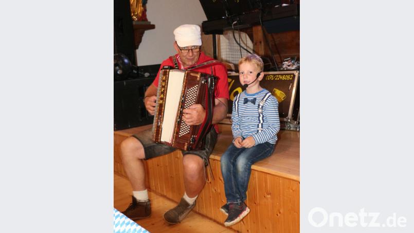 Benjamin Heining (rechts) überrascht die Zuhörer mit seinem Lieblingslied. Roland Söllner (links), alias Floppl, begleitet ihn auf dem Akkordeon. Bild: rpp