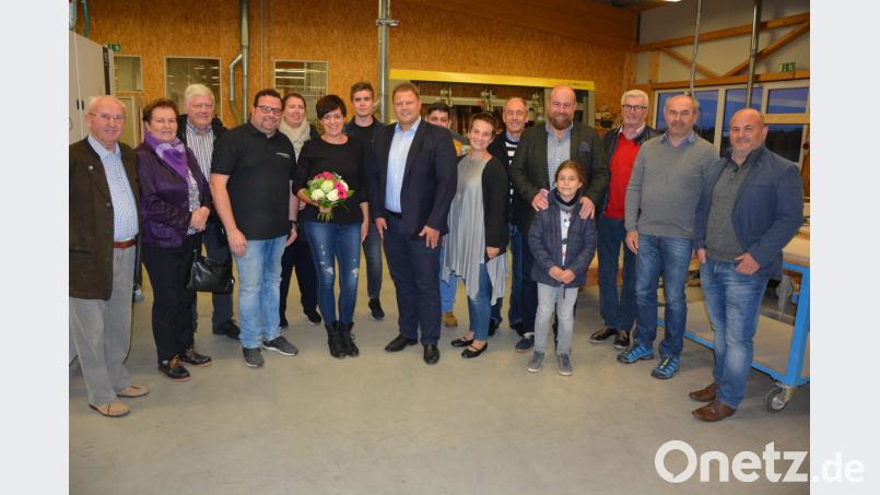 Schreinermeister Helmut Weiß (Vierter von links) und seine Frau Silke (Sechste von links) führten die Mitglieder des Gewerbefördervereins Mitterteich durch den Betrieb im Industriegebiet Birkigt. Bild: jr