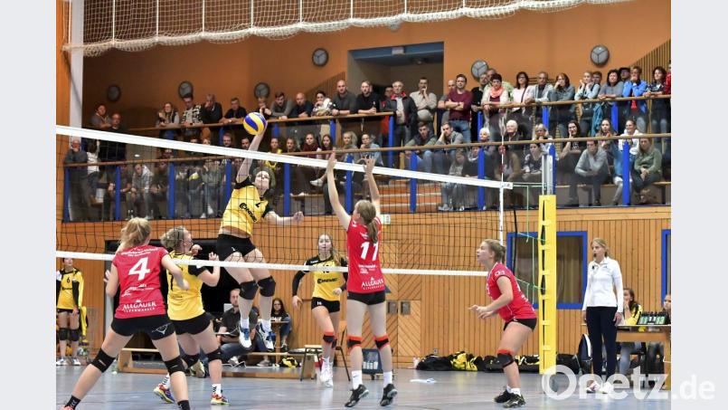 Netzangriff durch Julia Lehmeier vom SV Hahnbach (Mitte hinten), beobachtet von Zuspielerin Christina Rösl (links hinten) und der vom TSV Altdorf zurückgekehrten jungen Lorena Tilgen (rechts hinten). Bild: Ziegler