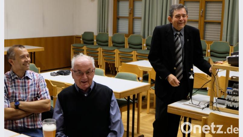 Pfarrer Max Früchtl begeistert beim Männerverein mit seinem Diavortrag über Frankreich. Bild: le