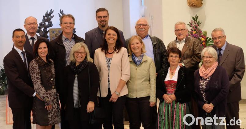 Die Jubelpaare (von rechts) Reinhold und Ingrid Kastner (50 Jahre), Franz und Hannelore Zitzmann (55 Jahre), Walter und Maria Voß (35 Jahre), Wolfgang und Katharina Achtert (25 Jahre), Reinhard und Beatrix Kleber (30 Jahre) und Markus und Alexandra Schregelmann (25 Jahre) mit Pfarrer Heribert Englhard (hinten, links). Bild: wlr