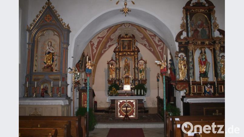 Atzmannsricht bei Gebenbach: In einer Art Flügelaltar steht der Heilige Wolfgang zwischen dem Kaiserpaar Heinrich II und seiner Frau Kunigunde aus Bamberg. Bild: Rainer Christoph