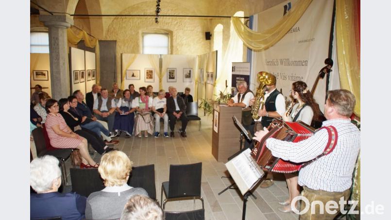 Mundartdichter Andreas Ebnet (rechts am Pult) stellte in der Gewölbehalle des Centrums Bavaria Bohemia den Zuhörern sein neues Buch vor. Das Trio "die Z's" begleitete die unterhaltsame Vorlesung musikalisch. Bild: mmj