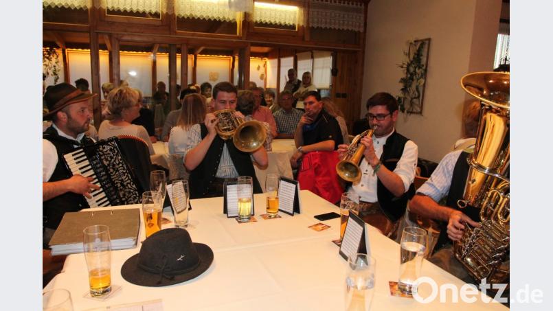 Die vielen Gäste genießen bei der Veranstaltung &quot;A Musi im Wirtshaus&quot; anspruchsvolle Musik, darunter von der &quot;Rüscherl-Musi&quot;. Bild: pi