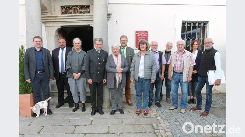 Der Präsident der Franz-Xaver-von-Schönwerth-Gesellschaft, Johann Walbrunn (Vierter von links), ist wie Vorstand und Beirat zuversichtlich, genug Spenden sammeln zu können. Bild: pi