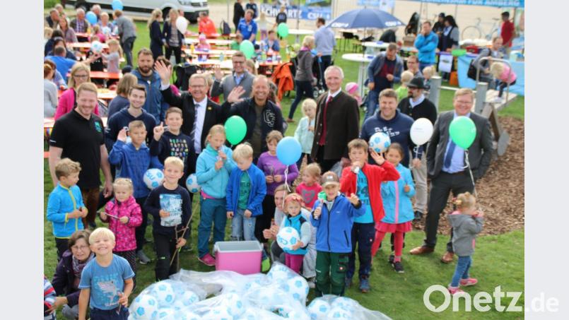Beim Raigeringer Panduren-Spielplatzfest verteilen die Ehrengäste Geschenke: Fußbälle, Wassereis, Luftballons und Gummibärchen. Hintere Reihe von links: JU-Kreisvorsitzender Henner Wasmuth, JU-Ortsvorsitzender Florian Singer, Bezirksrat und Bürgermeister Martin Preuß, Stadtrat Thomas Bärthlein, Landtagsabgeordneter Harald Schwartz, CSU-Ortsvorsitzender Daniel Müller und Oberbürgermeister Michael Cerny. Bild: Singer Florian