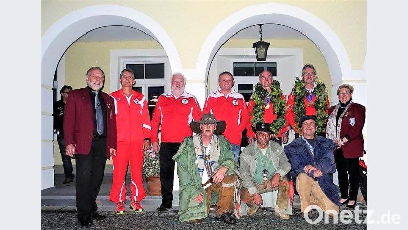 Langjährige Freunde über Staatsgrenzen hinweg, die Vorderlader-Schützen und Offiziellen der Gemeinde Gilgenberg im Innviertel und einige Oberpfälzer. Knieend Franz Stadler aus Straßwalchen in Österreich, Roland Geier aus Kaltenbrunn und Hubert Hausner aus Kohlberg (von links). Bild: jml