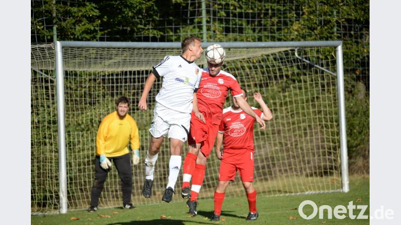 Eine 0:3-Heimniederlage setzte es für Germania Amberg (in Weiß) am Samstagnachmittag beim Kellerduell gegen den TSV Königstein in der Kreisliga. Bild: brü