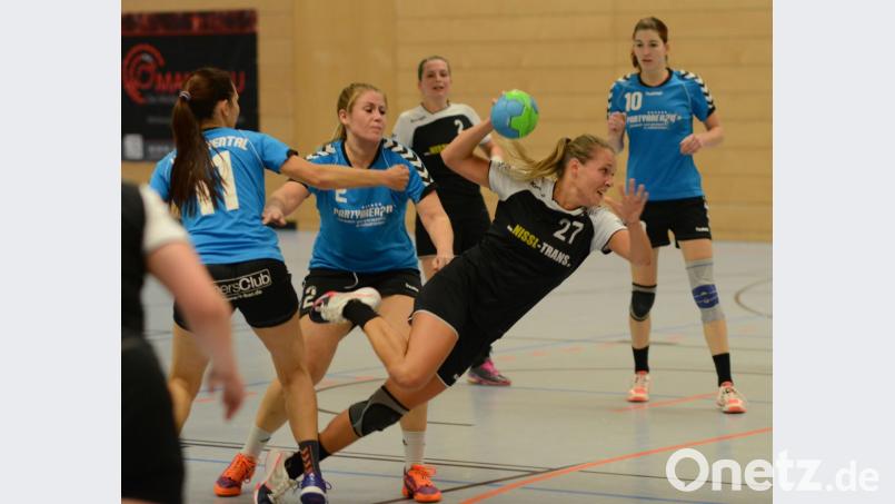 Carina Czichon (vorne) auf dem Weg zu einem ihrer sechs Tore gegen die HG Eckental. Die Handballerinnen der HSG feierten mit dem Erfolg gegen die Franken einen guten Saisoneinstand. Bild: ham