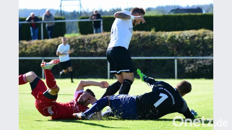 Aller Einsatz half nichts: Die Konnersreuther Dominik Wolf (rechts) und Felix Lippert (links) verhindern in dieser Szene gegen Arzbergs Goalgetter Martin Brunner zwar den Einschlag. In der Endabrechnung zogen die Stiftländer im Spitzenspiel aber mit 1:2 den Kürzeren. Bild: Schrems
