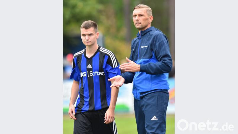Florian Reich (links) steht nicht im SpVgg-SV-Aufgebot für das Gastspiel in Bad Kötzting. Trainer Andreas Scheler verzichtet aus disziplinarischen Gründen auf den Mittelfeldspieler. Bild: Alfred Schwarzmeier