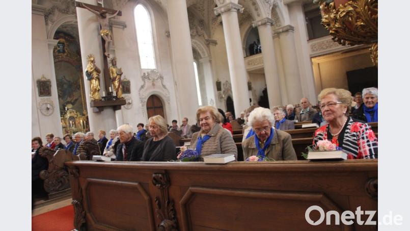 Bei der 50-Jahr-Feier sind auch alle lebenden Gründungsmitglieder mit von der Partie. Sie werden von Dekan Markus Brunner und Vorsitzender Maria Paulus geehrt: Franziska Zinkl (links), Theresia Niebler (Dritte von rechts), Thekla Rupprecht (Zweite von rechts) und Margarethe Strobl (rechts). Bild: Schütz, Adele [ads]