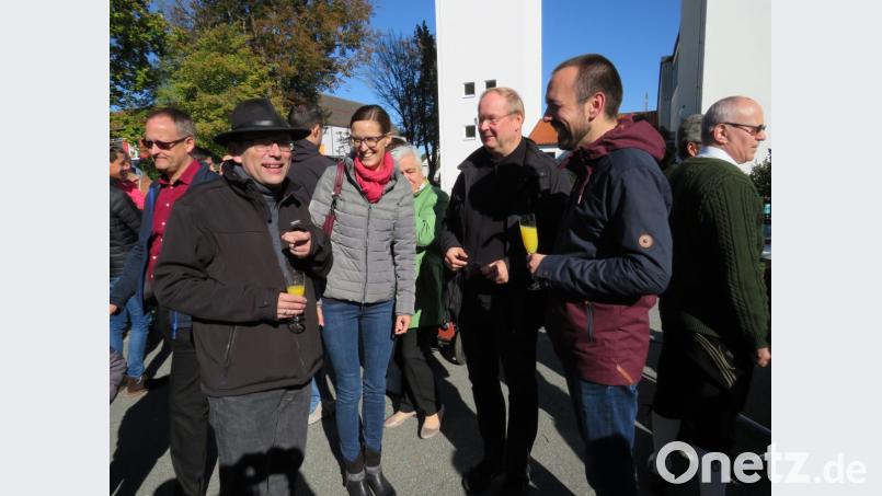 Kirchenpfleger Konrad Adam, Gemeindereferentin Franziska Bösl, Pfarrer Markus Nees und der Pfarrgemeinderatsvorsitzende Ralph Bauer freuen sich über den guten Zuspruch beim Frühschoppen nach der Kirchweihmesse. Bild: adj