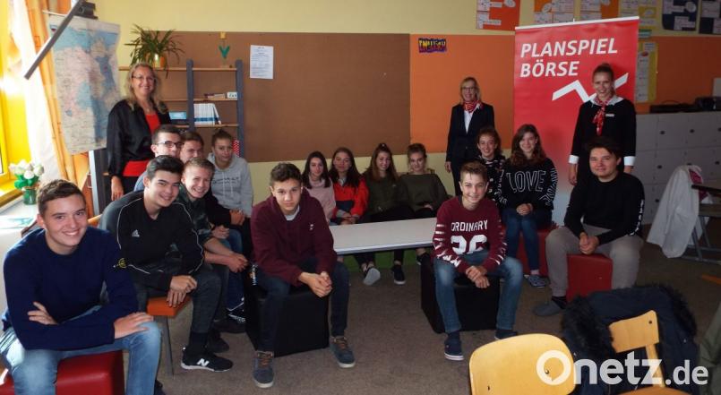 Sie versuchen sich als Nachwuchs-Banker: Die Klasse M 10 G der Mittelschule Kümmersbruck mit Klassleiterin Claudia Neidl (links) sowie (von rechts, stehend) Susanne Braun und Kathrin Schmidt (Sparkasse). Bild: Klaus Högl