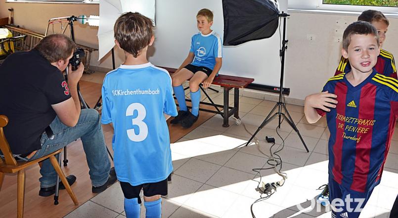 Bitte lächeln: Die Sportler des SC Kirchenthumbach stellen sich für das Sticker-Album zum 60-jährigem Gründungsfest des Vereins zu einem Foto auf. Bild: ü