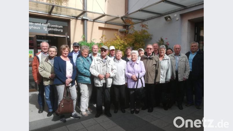 Vor dem Kolpinghaus in Regensburg stellt sich die Tirschenreuther Gruppe zu einem Foto auf. Bild: kod