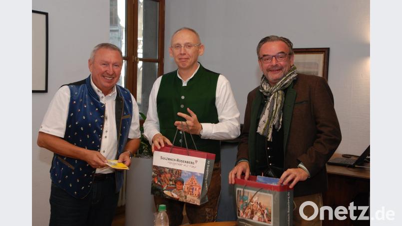 Achim Bender (links) dankt Horst Lischka (Mitte) und Klaus Peter Rupp für den intensiven kommunalpolitischen Austausch. Bild: Andreas Royer